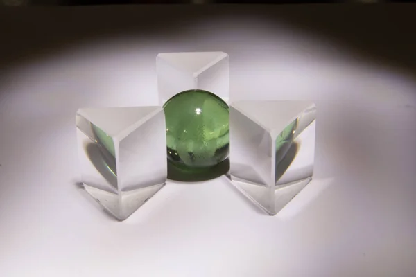 孤立的绿色玻璃球与棱镜 — 图库照片