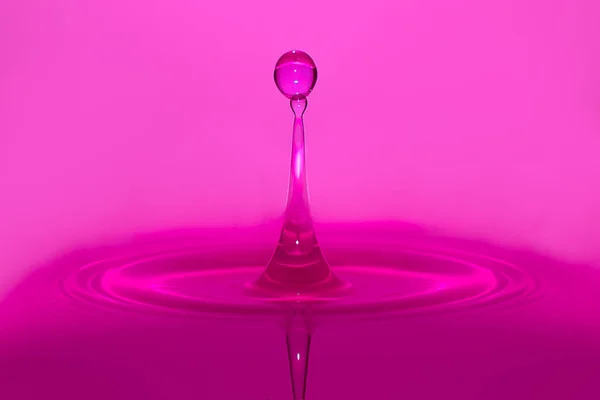 Plusk kropla wody fioletowy — Zdjęcie stockowe