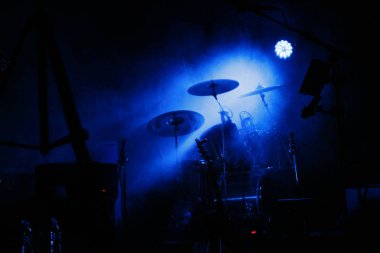 Duman tarafından çevrili davul seti