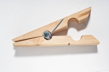 Büyük tahta mandal. İzole beyaz.