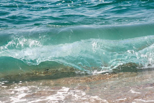 Морские волны с пеной наверху — стоковое фото