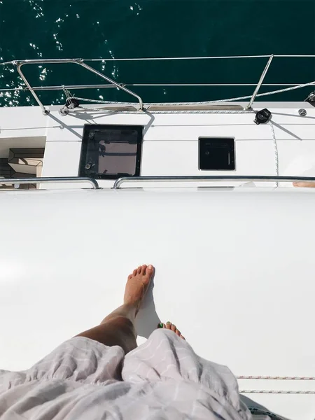 Woman standing on roof at sailing boat — Stock Photo, Image