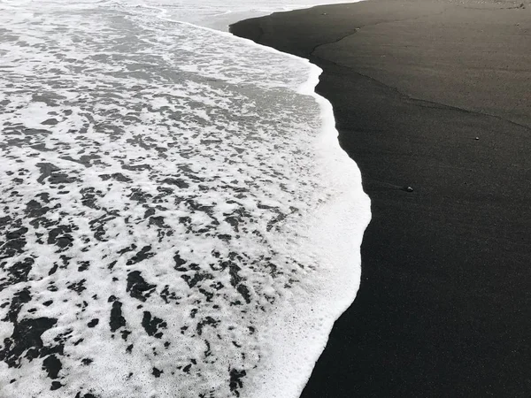 Foamy wave reaching shore — Stock Photo, Image