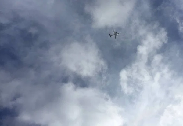 Avion dans un ciel nuageux — Photo