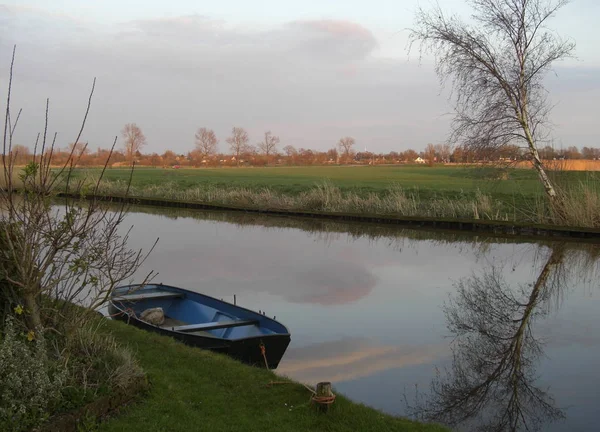Différentes couleurs dans un paysage hollandais par jour — Photo