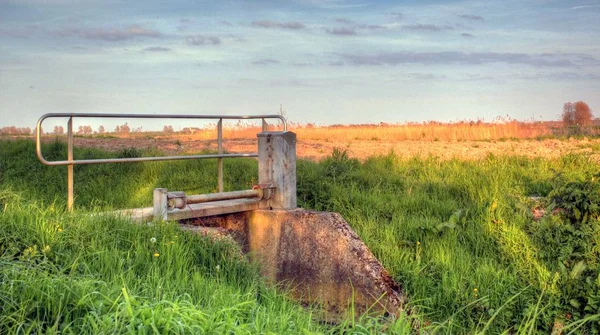 Paisaje rural holandés en un día soleado en mayo — Foto de Stock