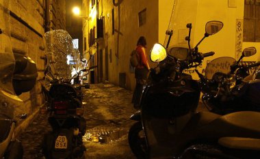 Scooter geceleri Roma sokaklarında