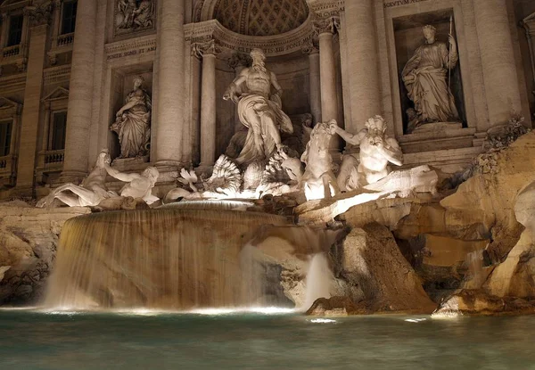 Gece Roma'daki Trevi Çeşmesi — Stok fotoğraf