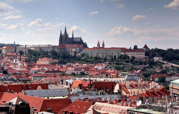 Blick auf den tschechischen Alltag an einem klaren Tag — Stockfoto