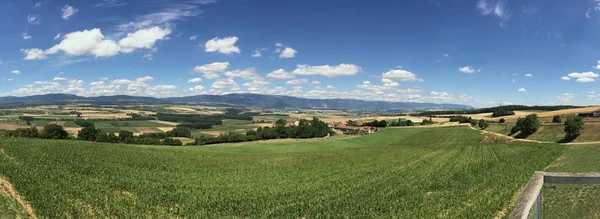 Paisagem rural francesa na zona montanhosa — Fotografia de Stock