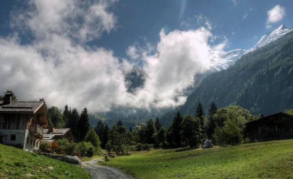 フランスの山岳地帯の農村風景 — ストック写真