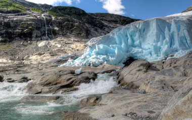 Norveçli bir manzara farklı renkler