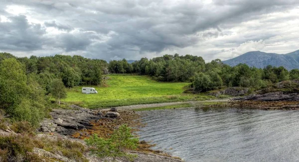 Грубая природа в норвежском пейзаже — стоковое фото