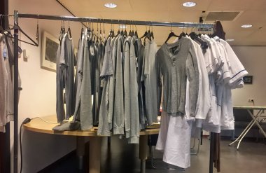 soyunma odasında giyim