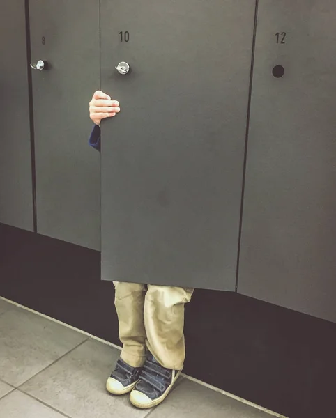 Boy gömmer sig i garderoben — Stockfoto