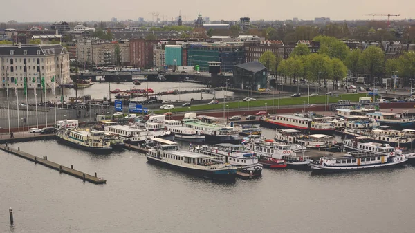 Stedelijke exploratie in de binnenstad van Amsterdam — Stockfoto