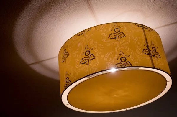 Soffitto con lampada rotonda in una vecchia casa ad Amsterdam, The Nether — Foto Stock