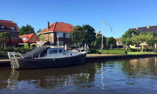 Hollands landschap met water grachten — Stockfoto