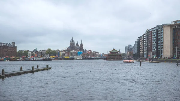 Holländische Landschaft mit Wasserkanälen — Stockfoto