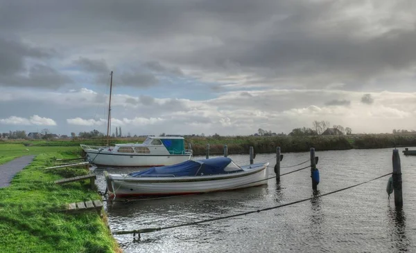 Hollands landschap met water grachten — Stockfoto