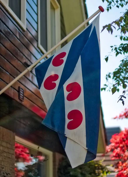 Bandera de Frisia colgando de una casa —  Fotos de Stock