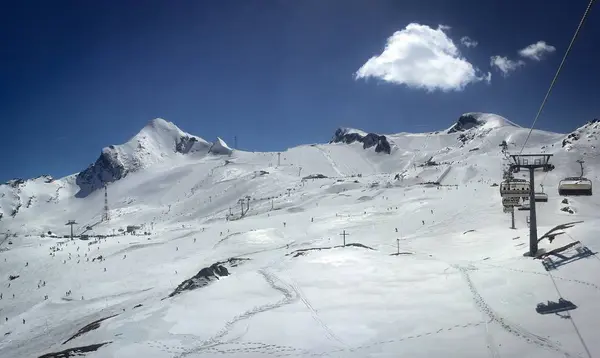 Overzicht van Oostenrijks ski-oord in de Alpen — Stockfoto