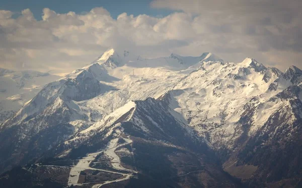 Neve desaparecendo nos Alpes austríacos — Fotografia de Stock