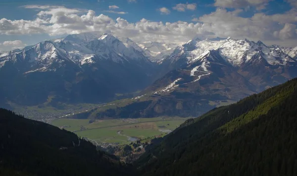 Nieve que desaparece en los Alpes austríacos —  Fotos de Stock