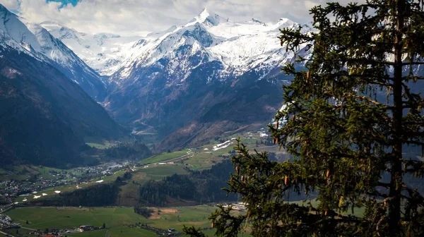 Hó, eltűnik az osztrák Alpokban — Stock Fotó