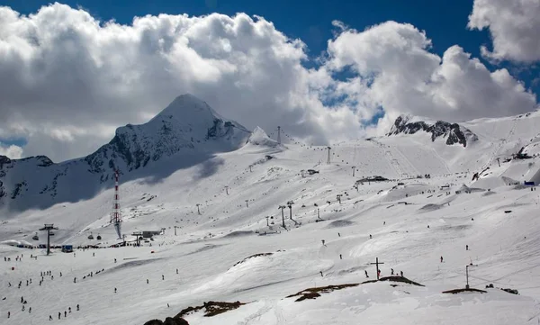 Overzicht van Oostenrijks ski-oord in de Alpen — Stockfoto