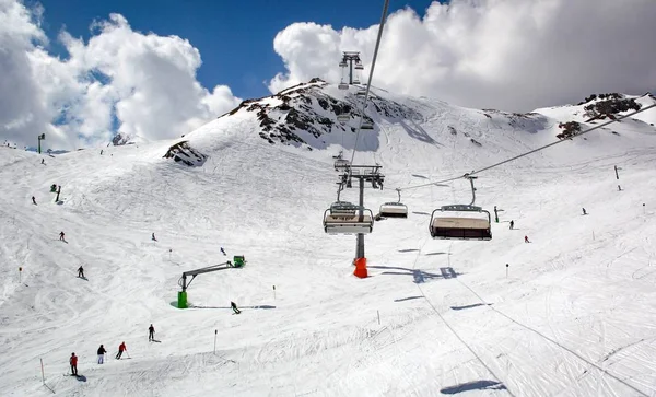 Lift im österreichischen Skigebiet — Stockfoto