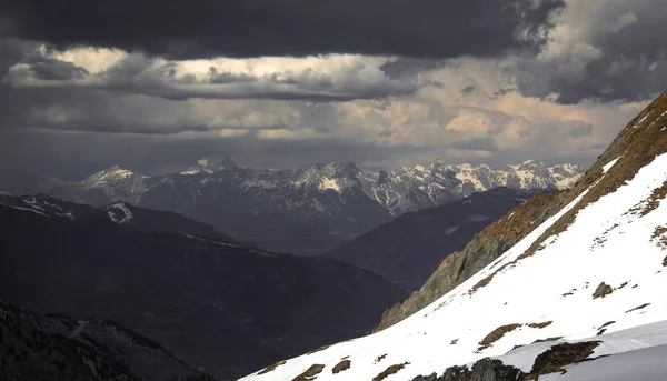 Neige disparaissant dans les Alpes autrichiennes — Photo