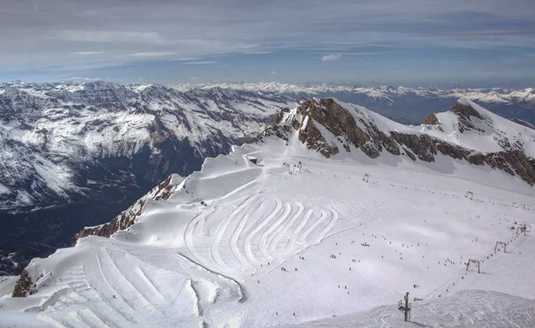 Visão geral da estância de esqui austríaca nos Alpes — Fotografia de Stock