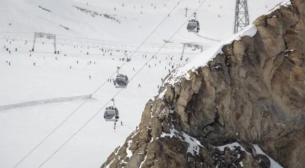 Til in Oostenrijks ski-oord in de Alpen — Stockfoto