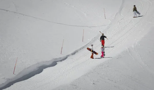 Les skieurs marchent avec leur équipement — Photo