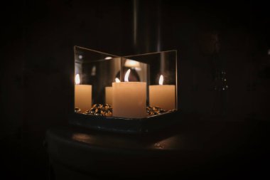 Noel mum aynalar arasında