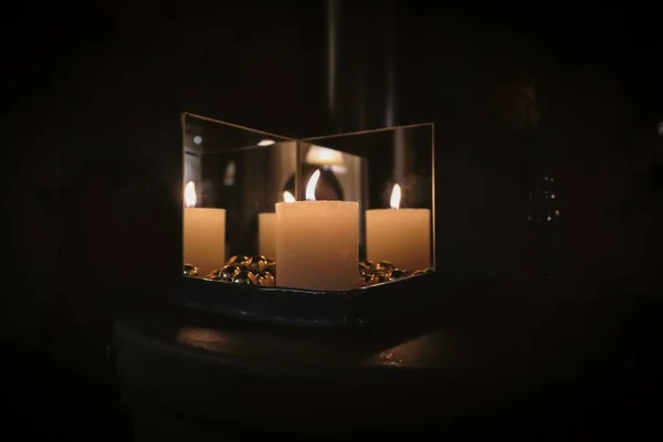 Рождественская свеча между зеркалами — стоковое фото