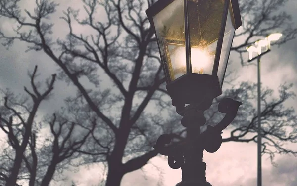 Лампа против облачного голландского неба — стоковое фото