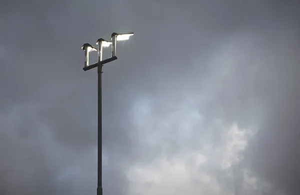 Lantaarnpaal tegen bewolkte hemel van de Nederlandse — Stockfoto