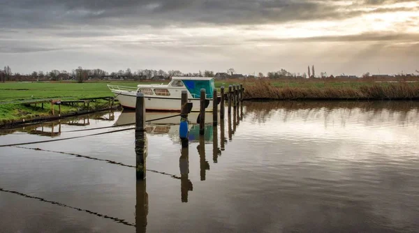 曇り空がオランダ港をボートします。 — ストック写真