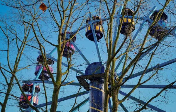 Terkedilmiş bir tema parkı roller coaster binmek — Stok fotoğraf