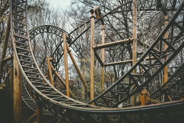 Terkedilmiş bir tema parkı roller coaster binmek — Stok fotoğraf