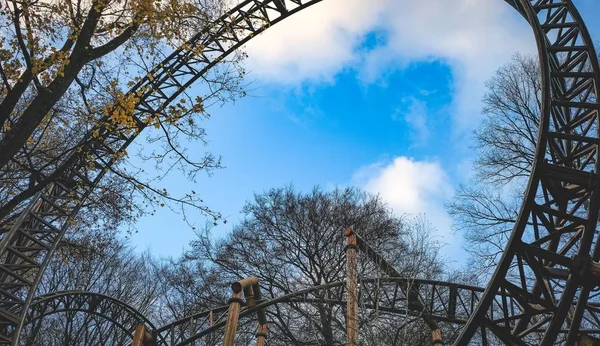 Terkedilmiş bir tema parkı roller coaster binmek — Stok fotoğraf