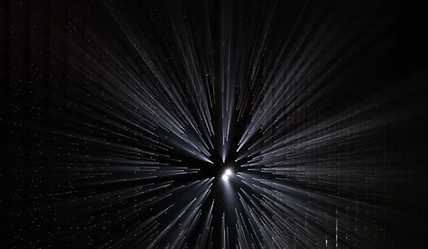 Световые лучи через небольшие отверстия в темном пространстве — стоковое фото