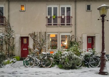 Bir evin önünde bisiklet üzerinde kar