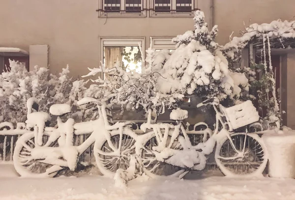 Śnieg na rowery przed domem — Zdjęcie stockowe