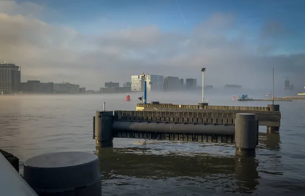 Bateau dans la brume du port d'Amsterdam — Photo