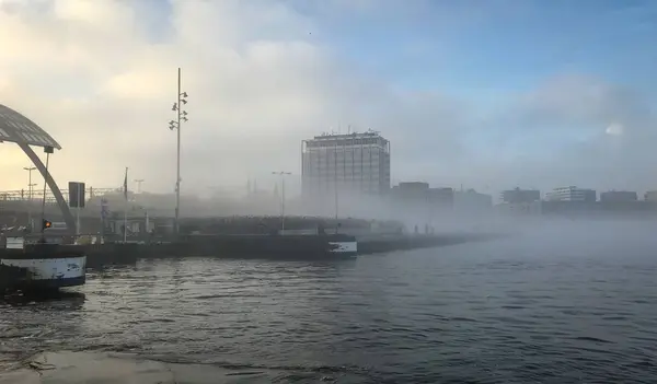 Bateau dans la brume du port d'Amsterdam — Photo