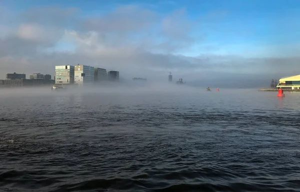 Boot im nebel im hafen von amsterdam — Stockfoto