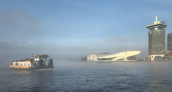 Barco en la niebla en el puerto de Amsterdam —  Fotos de Stock